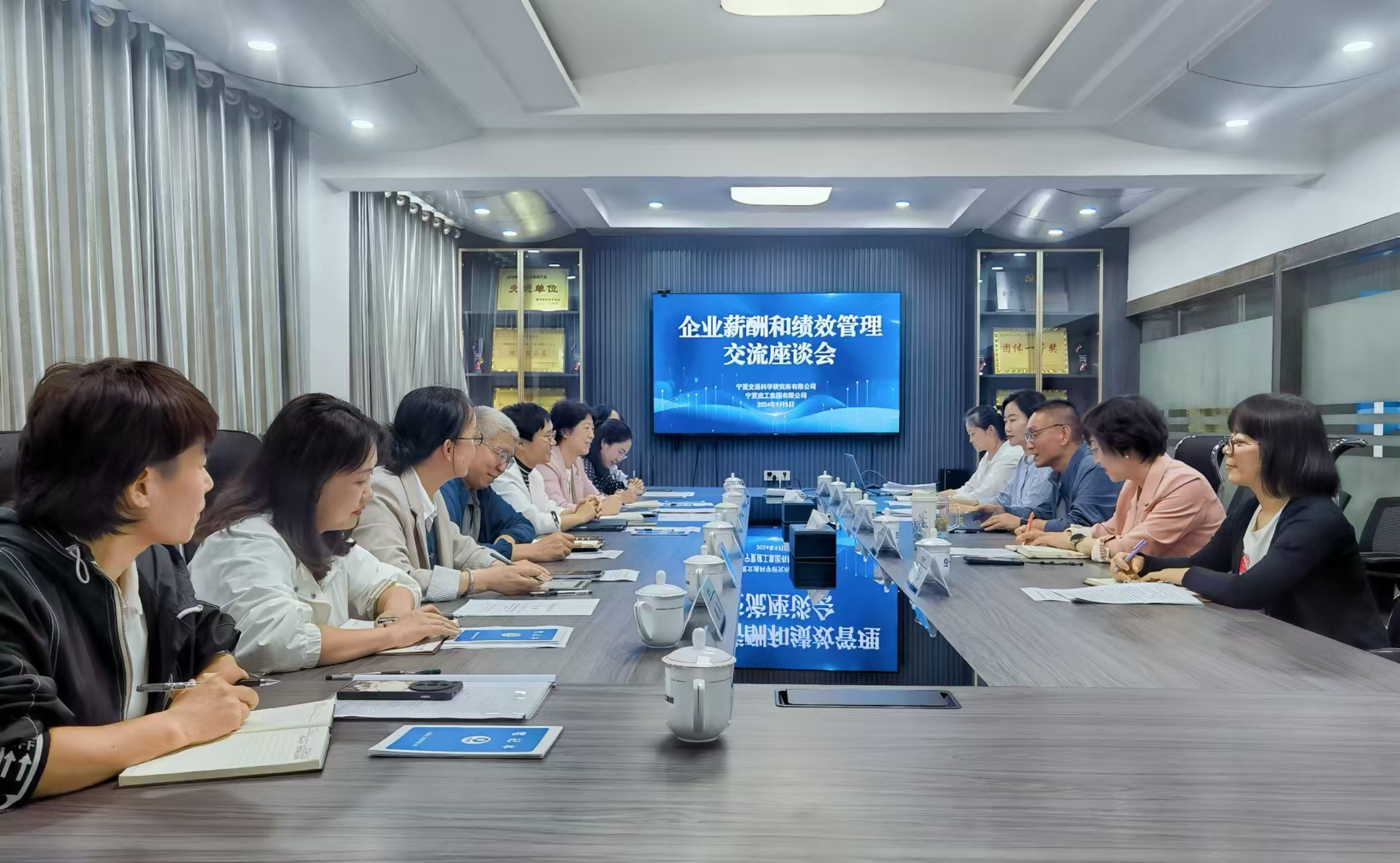 深化三項(xiàng)制度改革丨學(xué)習(xí)交流拓思路 互學(xué)互鑒促提升——寧夏交通科學(xué)研究所蒞臨寧夏建工開展交流座談