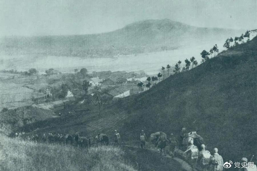 1945年4月6日,太行部隊(duì)等向白晉、同蒲沿線上的日軍展開攻擊。這是八路軍向祁縣開進(jìn)。