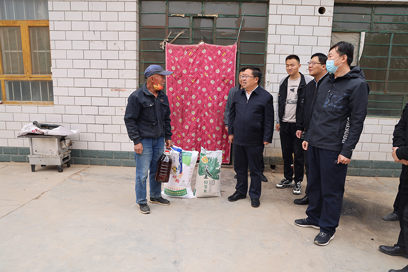 1652944253646408.jpg 3.寧夏建投黨委書記董事長華深入村民家中調(diào)研慰問。.JPG