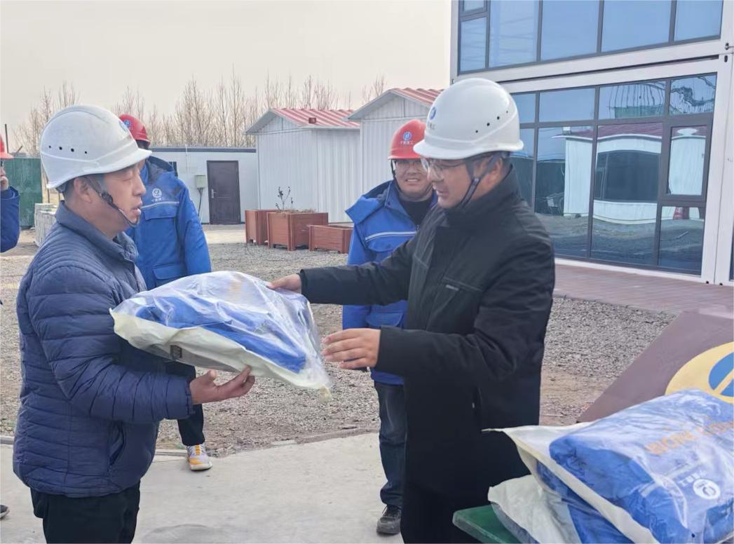 1703143959979632.jpg 圖三:慰問發(fā)放圖.jpg